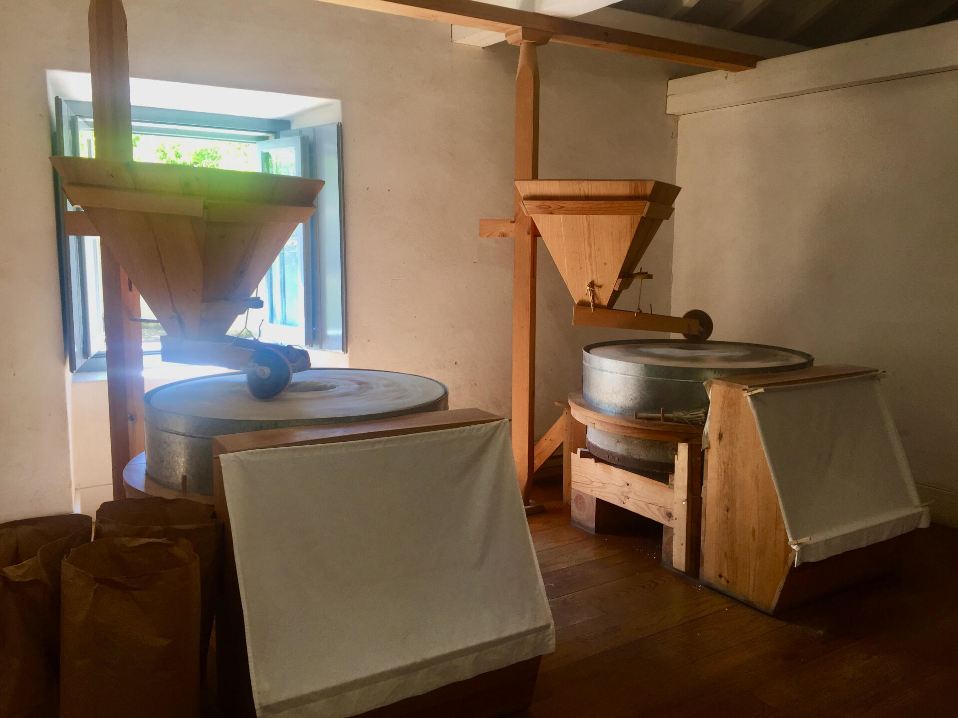 Moagem de farinha no Moinho do Papel, em Leiria